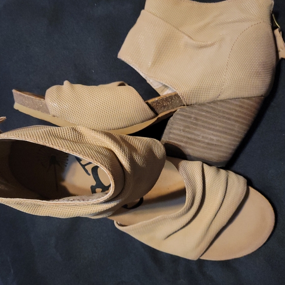 Never worn heels - Picture 3 of 9